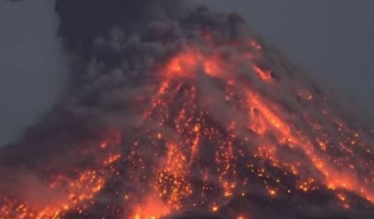 Indonesia, si risveglia il vulcano Anak Krakatoa, emerso dagli abissi: due anni fa provocò uno tsunami e 439 morti
