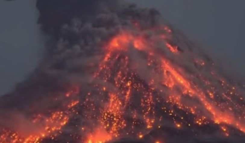Indonesia, si risveglia il vulcano Anak Krakatoa, emerso dagli abissi: due anni fa provocò uno tsunami e 439 morti