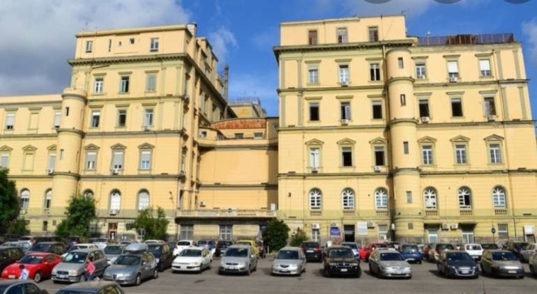 Napoli, ospedale Vanvitelli: dipendenti soccorsi dal 118 dopo turni non stop di 24 ore