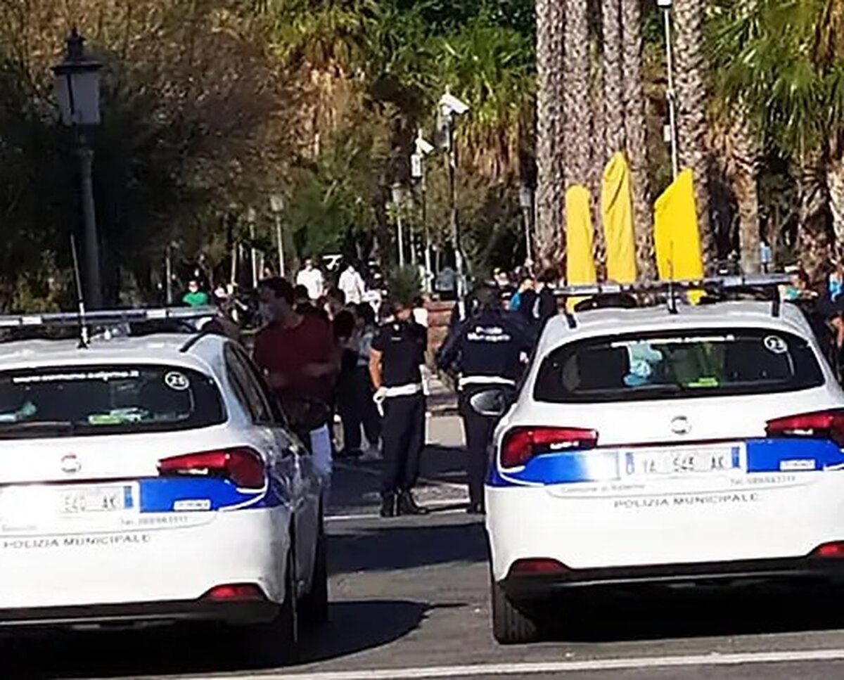 Assembramenti e multe a Salerno: 15 persone tra Lungomare e parchi