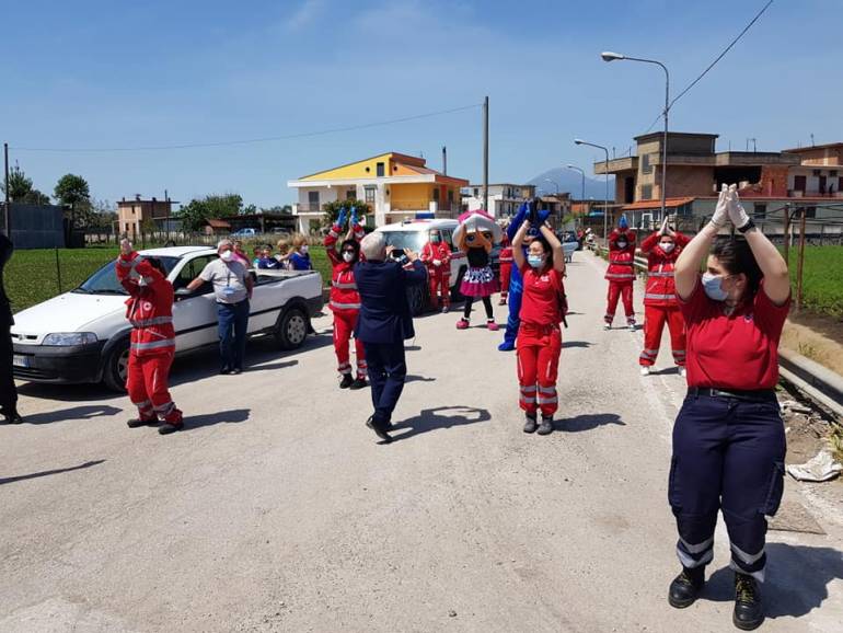 San Valentino Torio, per le strade sfilano mascotte e volontari per regalare un sorriso ai bimbi