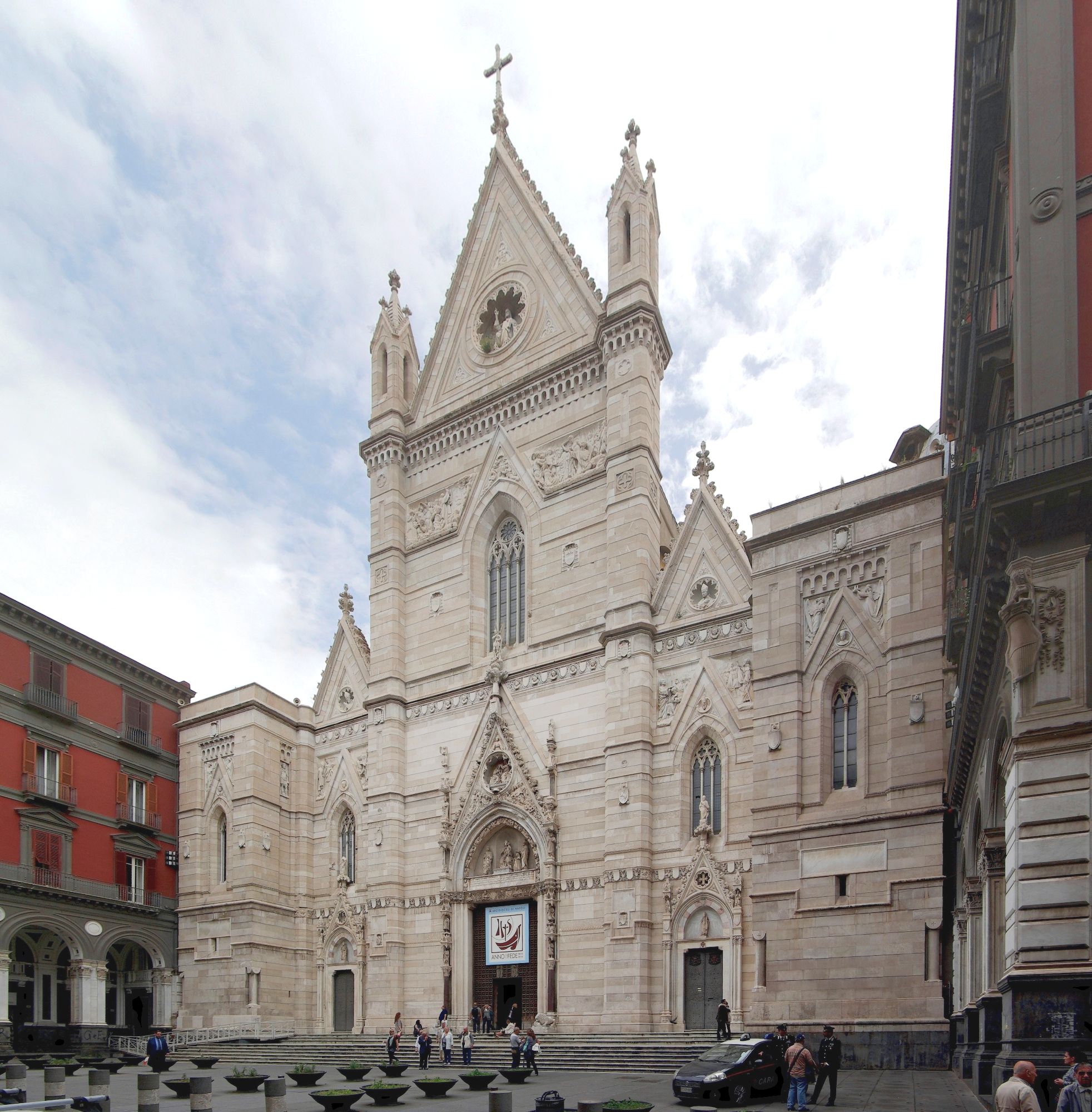 Fase 2: a Napoli squadra esercito sanifica Duomo