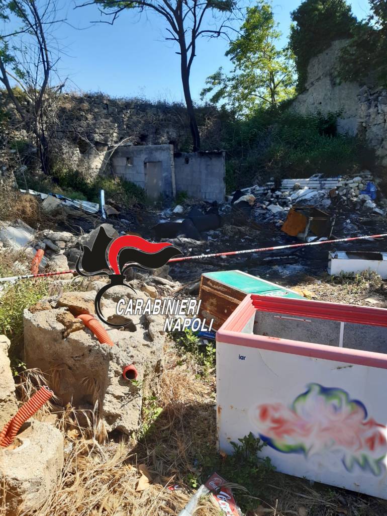 Scoperta discarica abusiva nel frutteto a Varcaturo: denunciato 43enne