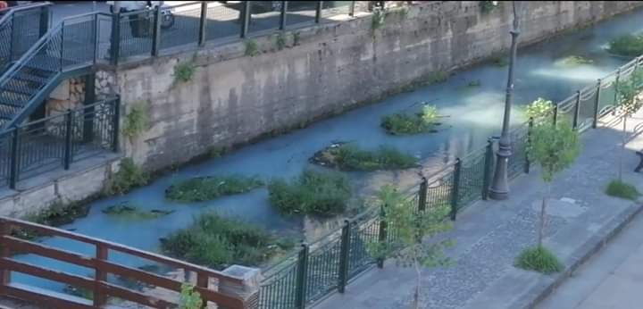 Il Rio Palazzo, una delle sorgenti del Fiume Sarno, si colora di blu