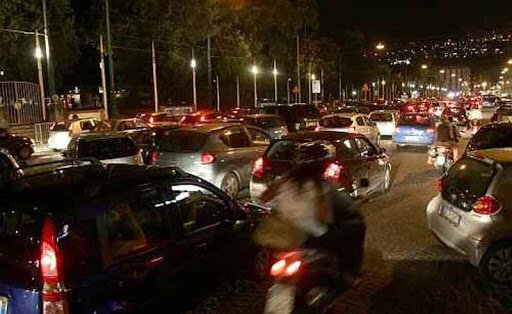 Fase a a Napoli: traffico impazzito al centro e ristoranti e locali pieni