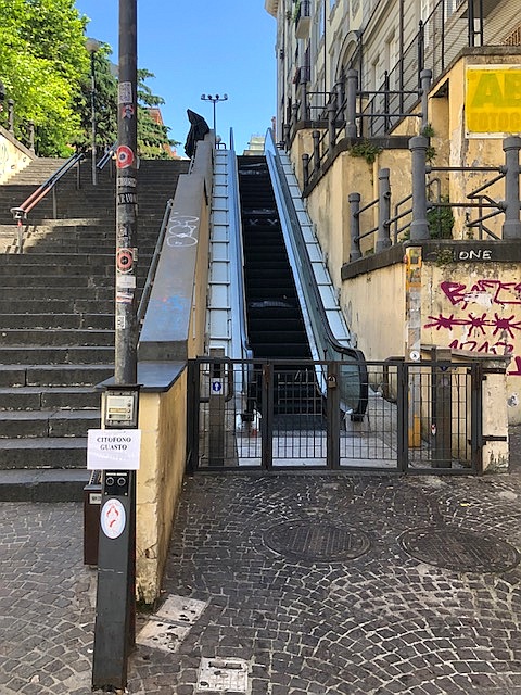 Napoli, al Vomero scale mobili ancora in lockdown