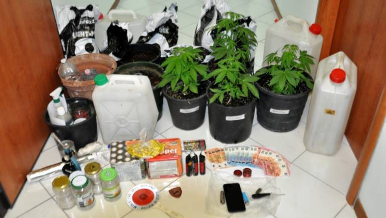 Redditizia coltivazione di marijuana in una villetta disabitata nella quale si era introdotto furtivamente: arrestato 19enne a Cava