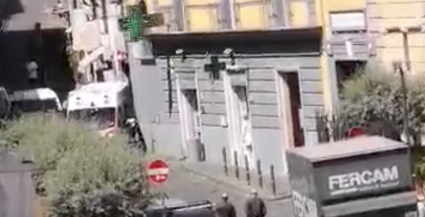 Torna a Napoli il parcheggio selvaggio, due ambulanze bloccate dalle auto in sosta