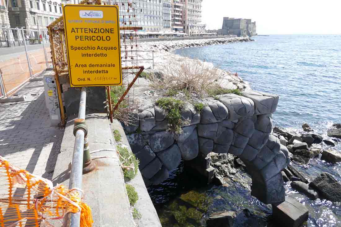 Napoli: Arco Borbonico, sit-in dei movimenti identitari