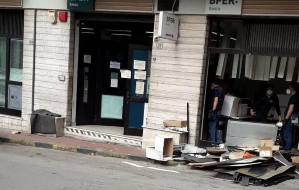 Assalto in banca a Maddaloni: distrutto il bancomat