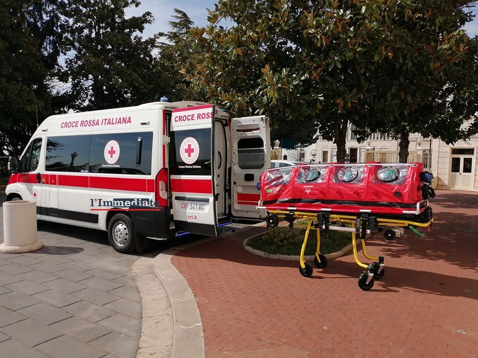 Napoli, la Croce Rossa dona un’ambulanza con una barella di biocontenimento al Cotugno