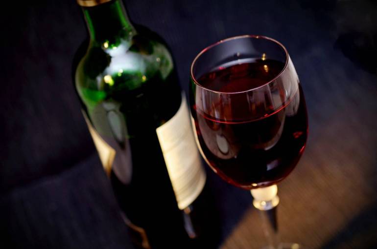 Etichette del vino come le sigarette: ‘Nuoce alla salute’