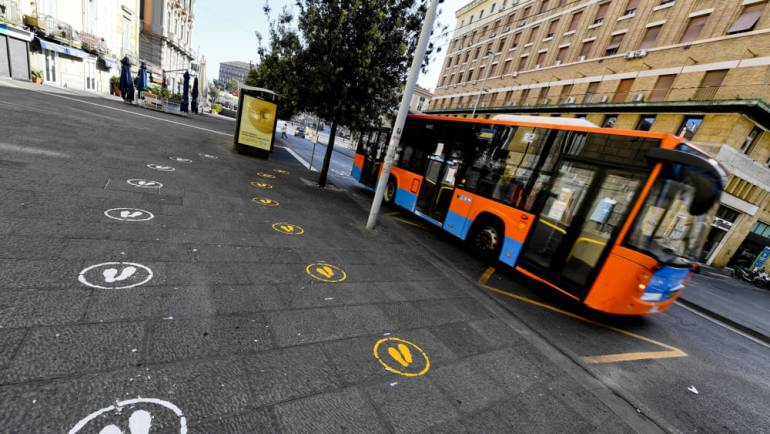 Napoli, troppi su bus di Mergellina e nessuno scende: arrivano le forze dell’ ordine