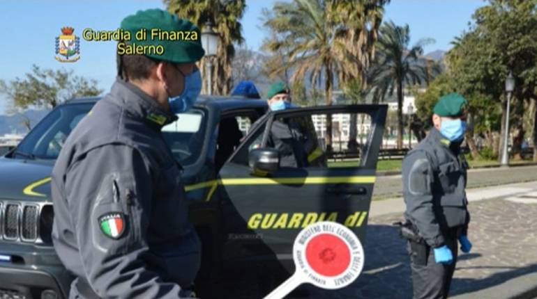 Salerno, traffico internazionale di rifiuti al porto: 69 misure cautelari