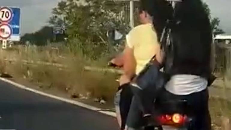 Un’intera famiglia, senza casco, in sella su un unico scooter sulla Napoli-Villa Literno.