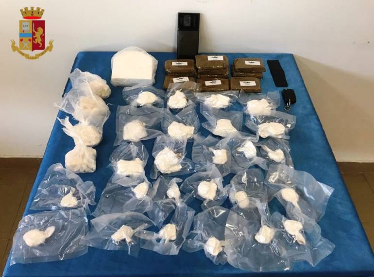 Napoli, sorpreso al rione Traiano con 3 chilogrammi tra coca, crack e hashish: in manette 42enne