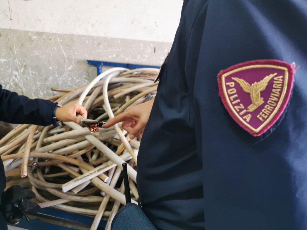 Napoli, controlli ai depositi di materiale ferroso: la polizia sequestra seicento chili di rame