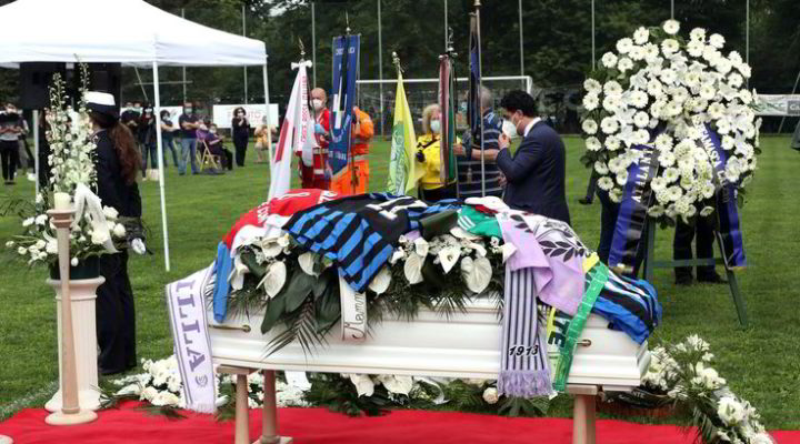 Calcio: l’ultimo saluto a Rinaldi, 400 persone al funerale