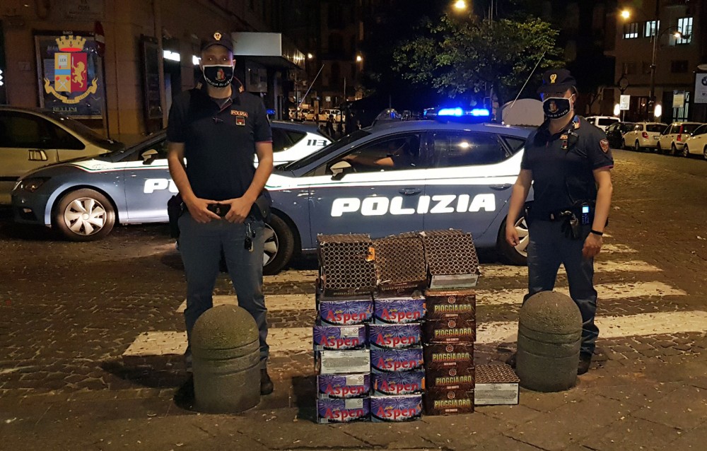 Napoli, sparano fuochi d’artificio in via Santa Lucia: denunciati in due
