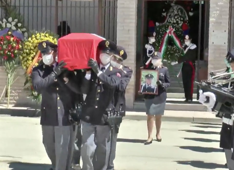 Funerali del poliziotto Apicella, il Questore: ‘Un eroe che non dimenticheremo’