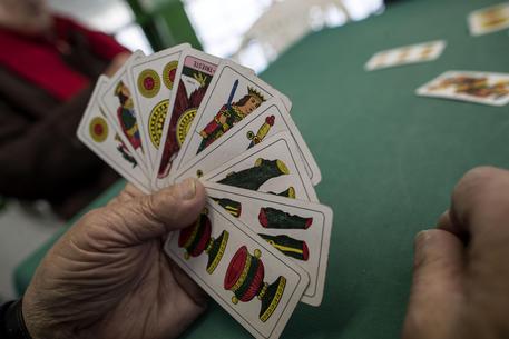 Fase 2, in Campania è vietato giocare a carte nei circoli ricreativi