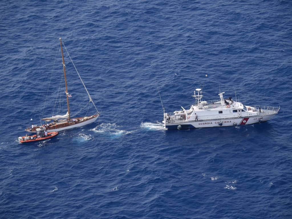Ischia, la Guardia Costiera salva equipaggio di una barca a vela in avaria
