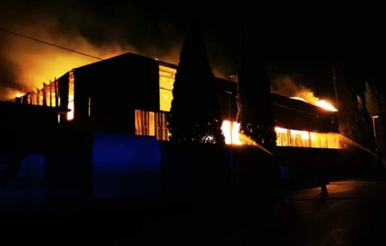 Scafati, deposito di pelati in fiamme a via Passanti: paura tra gli abitanti della zona