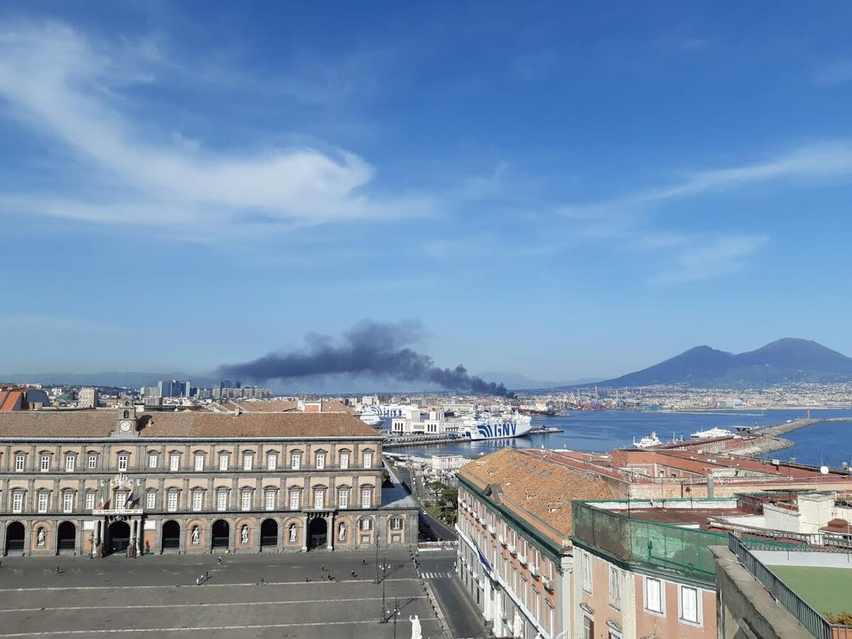 Incendio in periferia a Napoli, sul posto vigili fuoco