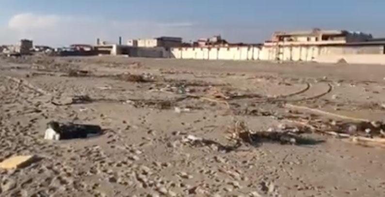 Rottami, pneumatici e rifiuti sulla spiaggia di Licola