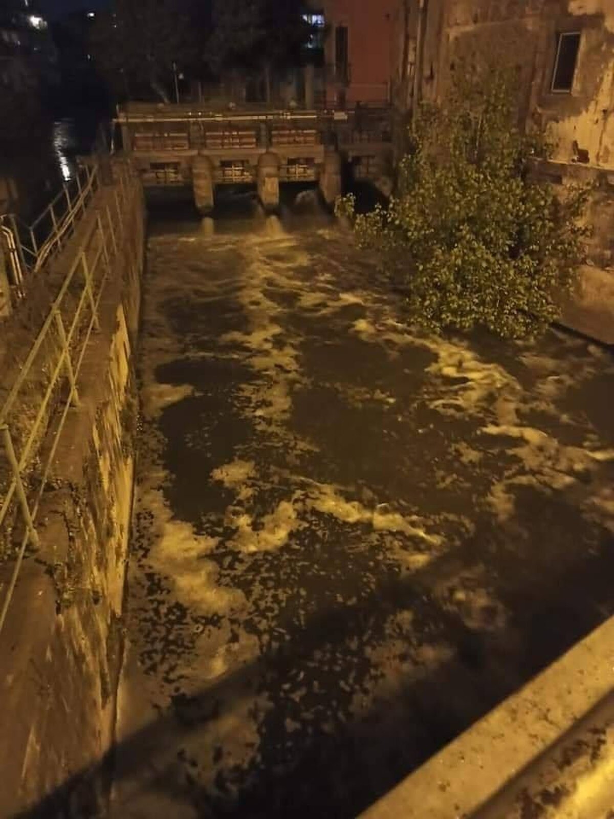 Continua l’inquinamento del Sarno. Sversamenti anche nella notte