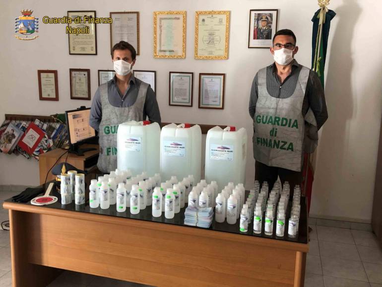 La Finanza sequestra a Forio 3600 mascherine e gel non a norma