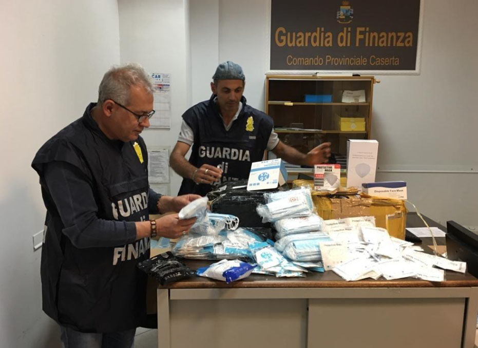 Napoli, i finanzieri sequestrano oltre 56mila mascherine illegali a Gianturco