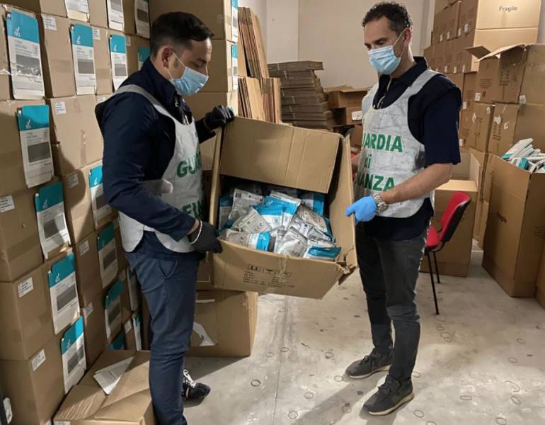 Mascherine e igienizzanti non a norma sequestrati a cittadini cinesi a Napoli