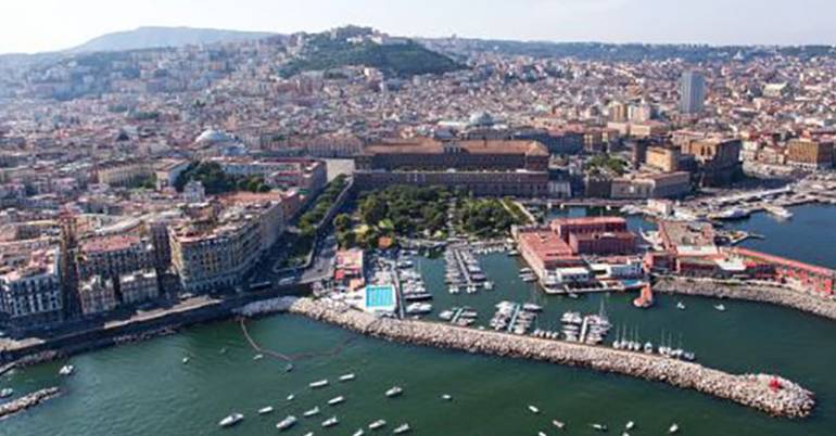 Napoli, Tir preleva abusivamente acqua marina e cade in mare: denunciato l’autista