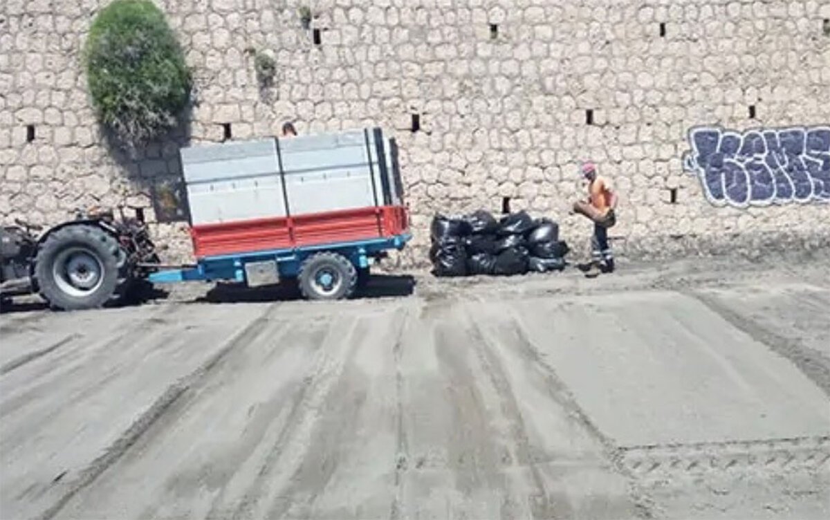 Spianamento e pulizia delle spiagge a Torrione: intervento di “Salerno Pulita”