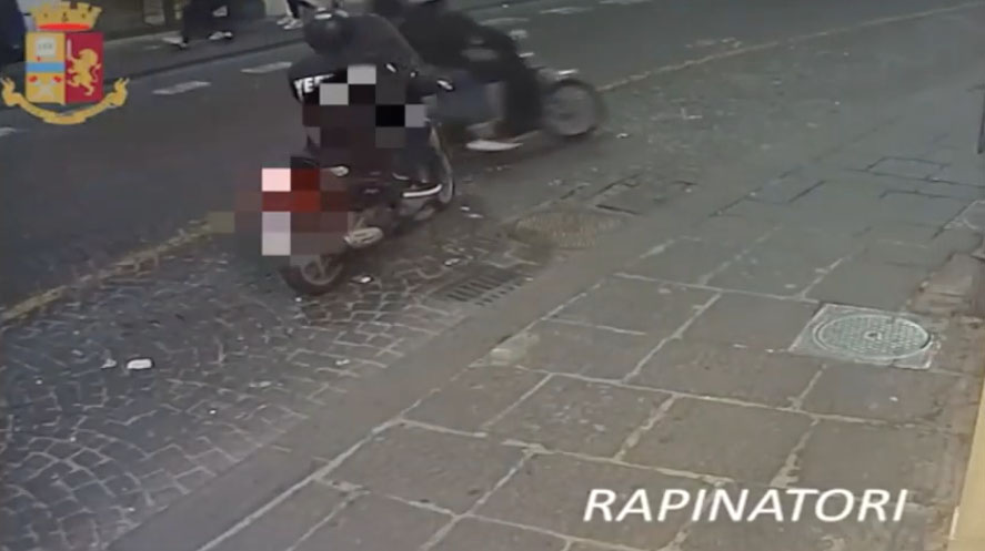 Napoli, aveva rubato un Rolex a un turista al rione Sanità: preso 29enne