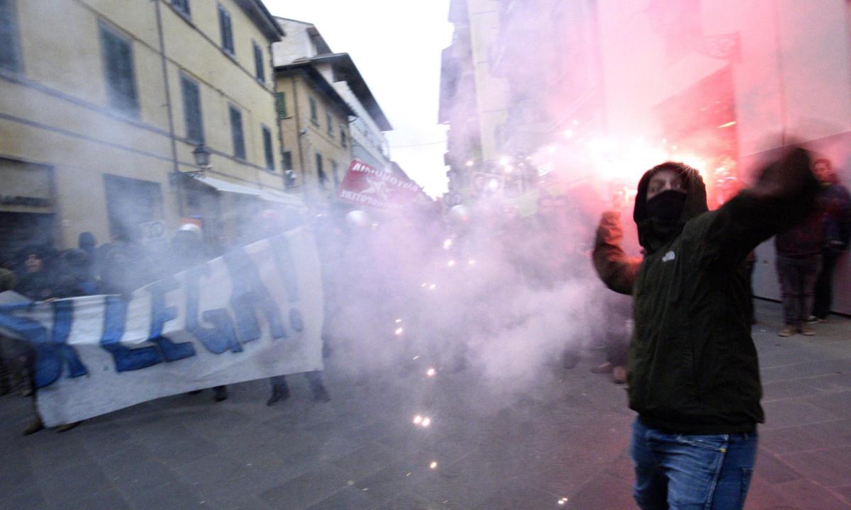 Napoli, scontri con gli antagonisti feriti tre agenti: si cercano i responsabili