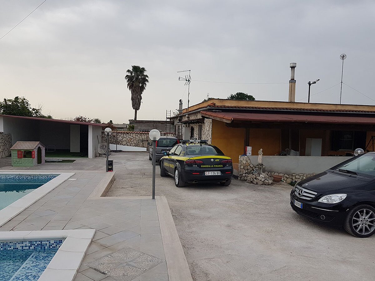 Villa con piscina, negozi e conti correnti sequestrati a un pregiudicato legato ai Casalesi