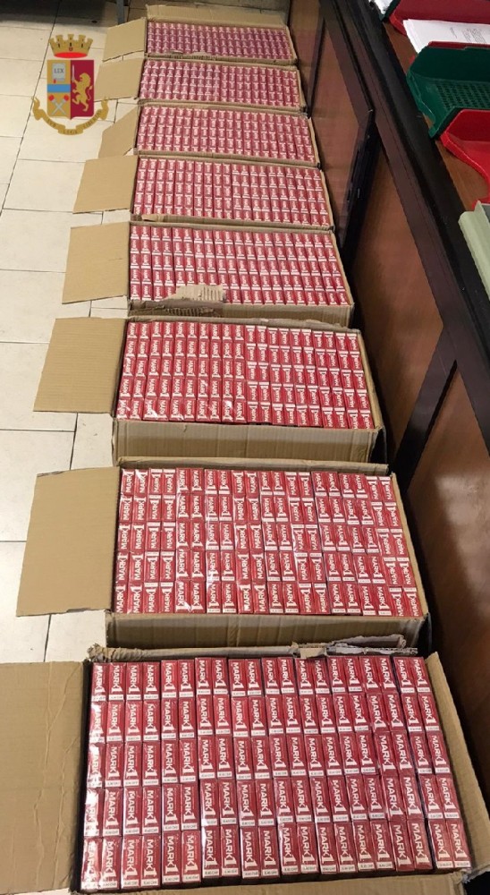 Napoli, sorpresi con scatoloni di sigarette di contrabbando: arrestati due fratelli