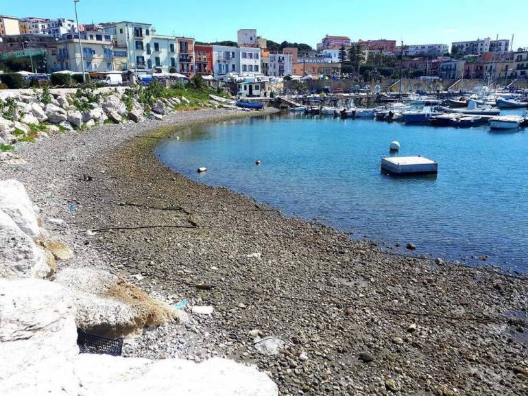 Pozzuoli, l’opposizione a Figliolia: “Giù le mani dalle spiagge libere”
