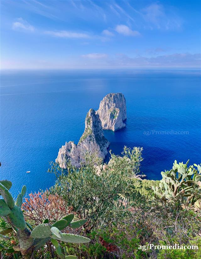 Capri: l’alba di un nuovo giorno, lo spettacolo della natura all’ombra dei Faraglioni