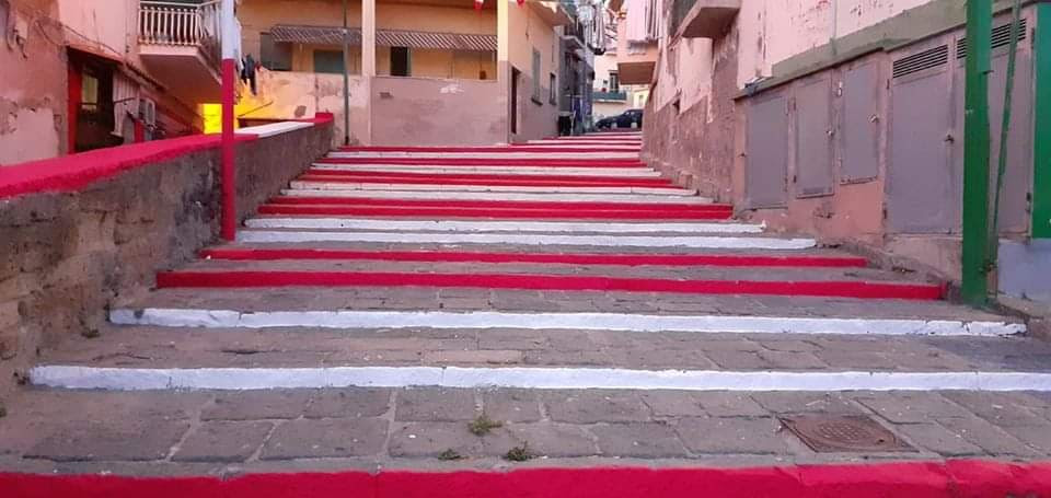 Torre del Greco, una scalinata dell’800 imbrattata e ridipinta con i colori sociali della Turris