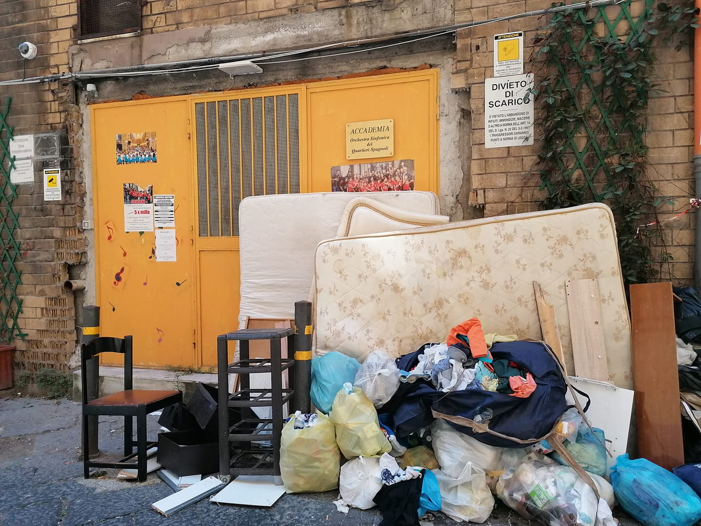 Peggiora la situazione rifiuti ai Quartieri Spagnoli. Invaso dalla spazzatura l’ingresso dell’Accademia dell’orchestra sinfonica.