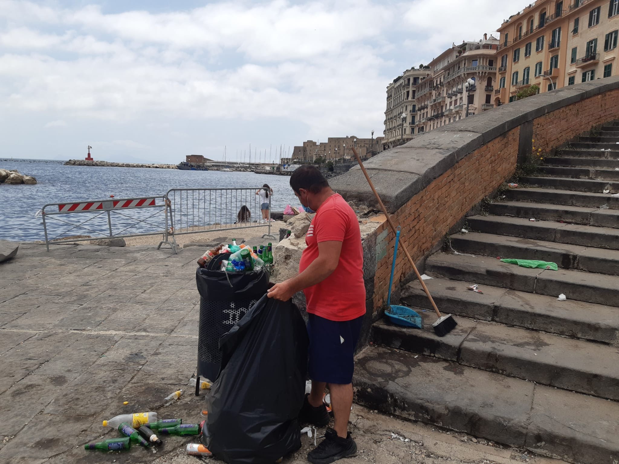 Il Lungomare di Napoli sempre più sporco durante la fase 2: pulizia straordinaria ad opera di volontari