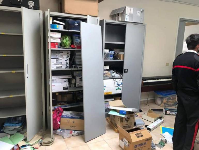 Scempio a Scampia, criminali derubano e vandalizzano una scuola elementare