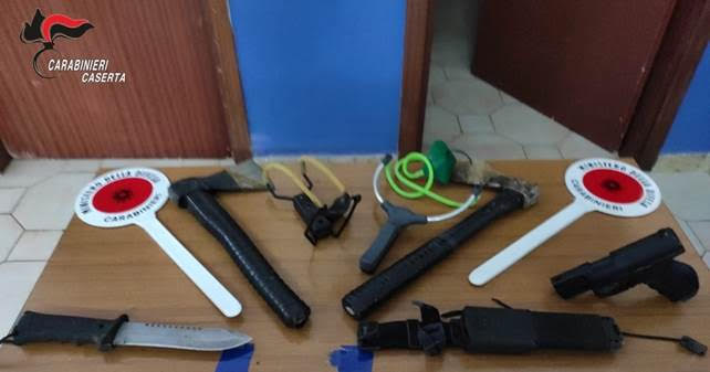 I Carabinieri hanno arrestato “Rambo” con armi corpo a corpo e d’assalto