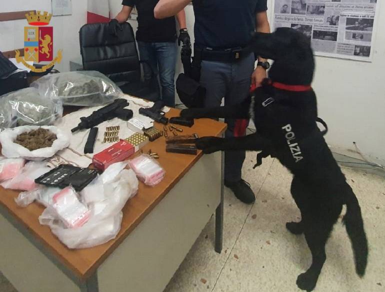 Napoli, alto impatto al Rione Traiano: la polizia rinviene armi e droga