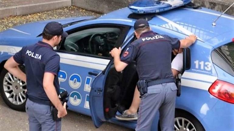 Napoli, rapina violenta in via Sant’Antonio Abate: titolare aggredito, albanese 40enne arrestato