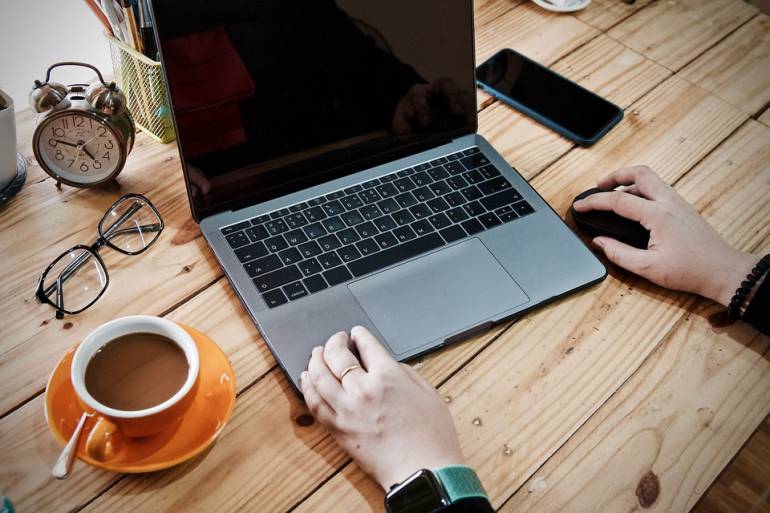 Diventare insegnanti di inglese qualificati da remoto: Cambridge porta online i corsi di formazione CELTA.