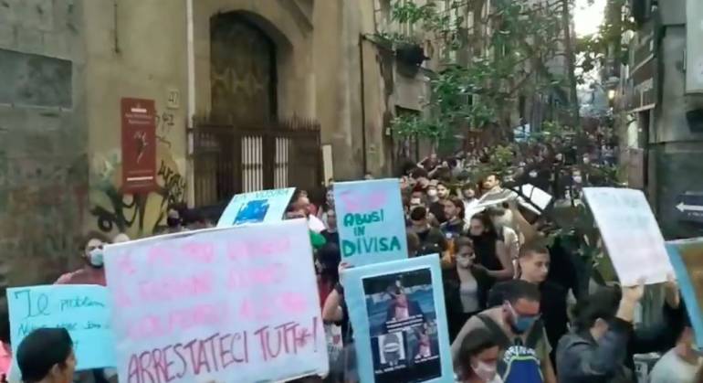 Napoli, Centri sociali protestano sotto la Questura: ‘Liberate i nostri amici’